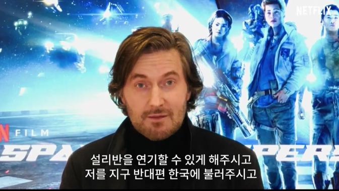 Richard Armitage dalam konferensi pers Space Sweepers. (Tangkapan layar konferensi pers/ Netflix Korea)