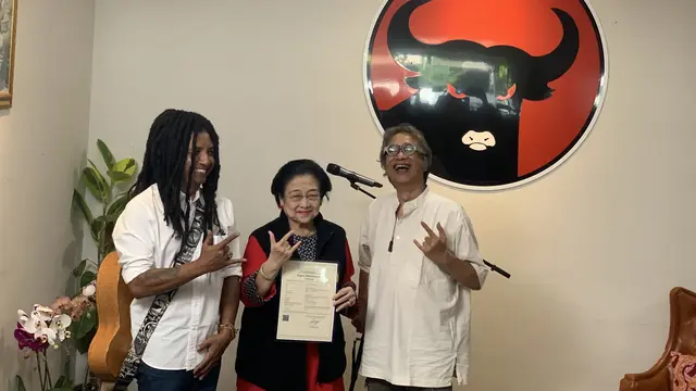 Ketua Umum DPP PDI Perjuangan (PDIP) Megawati Soekarnoputri bersama dengan musisi Sri Krishna Encik dan Butet Kartaredjasa