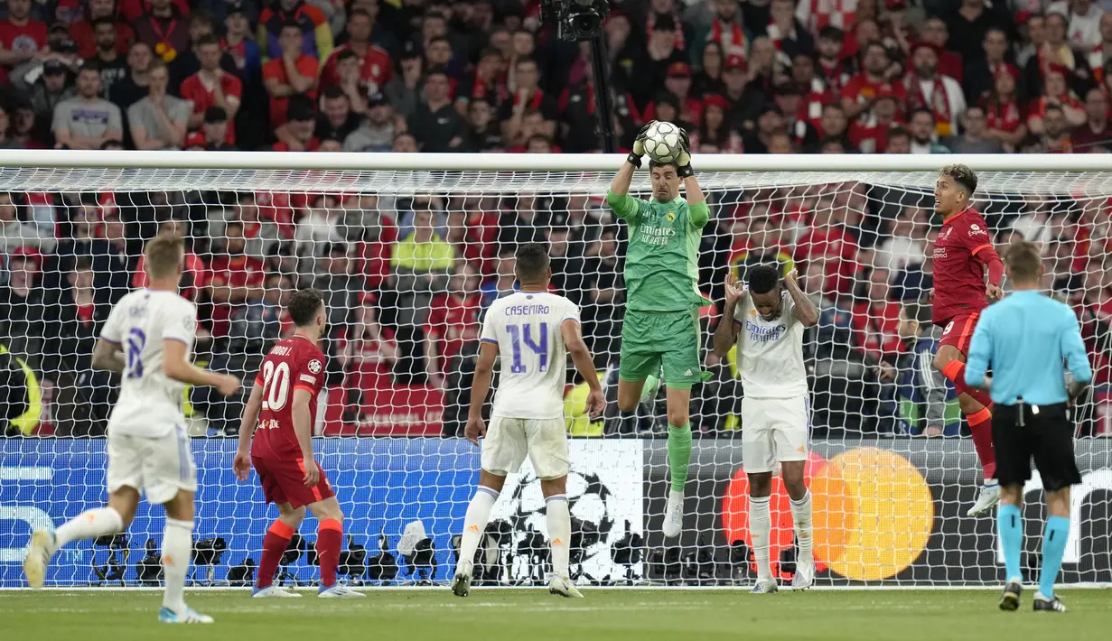 Penjaga gawang Real Madrid Thibaut Courtois (tengah) menangkap bola saat pertandingan final Liga Champions antara Liverpool dan Real Madrid di Stade de France, Saint Denis, Prancis, 28 Mei 2022. Real Madrid mengalahkan Liverpool 1-0. (AP Photo/Kirsty Wigglesworth)