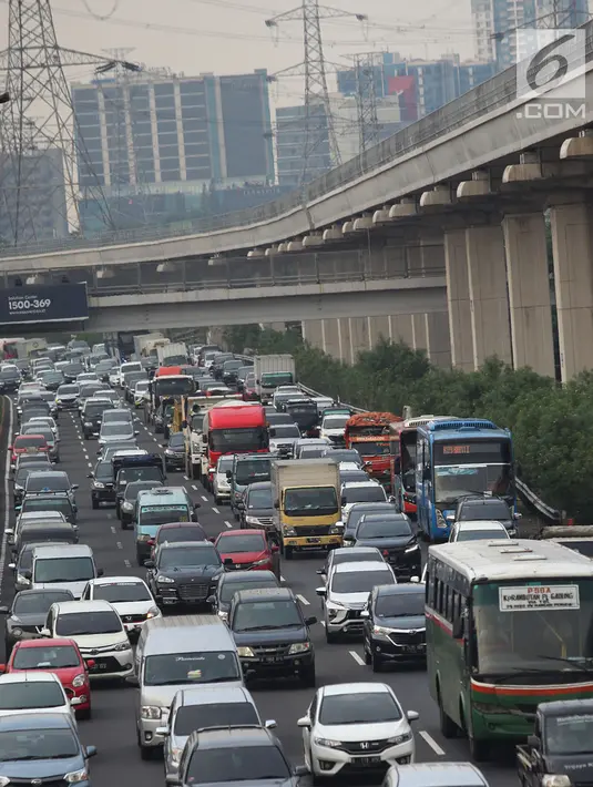 Suasana lalu lintas di ruas Tol Jagorawi, Jakarta, Sabtu (17/11). Pada libur akhir pekan yang berdekatan dengan libur Maulid Nabi Muhammad SAW, yakni pada Selasa (20/11) ini, lalu lintas di Tol Jagorawi terpantau padat merayap. (Merdeka.com/Imam Buhori)