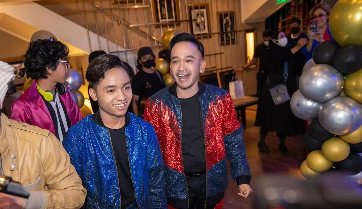 <p>Matchy-matchy pakai bomber jacket yang semarak dalam material payet berglitter untuk pesta ulang tahun(Foto: Instagram @ruben_onsu)</p>