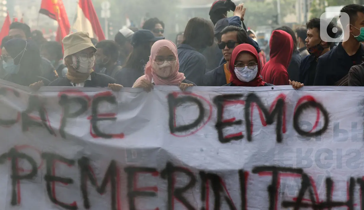 Mahasiswa dari berbagai elemen dan kampus berunjuk rasa di kawasan Patung Kuda Jalan Medan Merdeka Barat, Jakarta, Selasa (10/11/2020). Mahasiswa menuntut pencabutan pengesahan Omnibus Law UU Cipta Kerja melalui Perppu. (Liputan6.com/Helmi Fithriansyah)