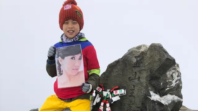 Penuhi Janji, Anak Mendaki Gunung dan Bawa Foto Ibunya