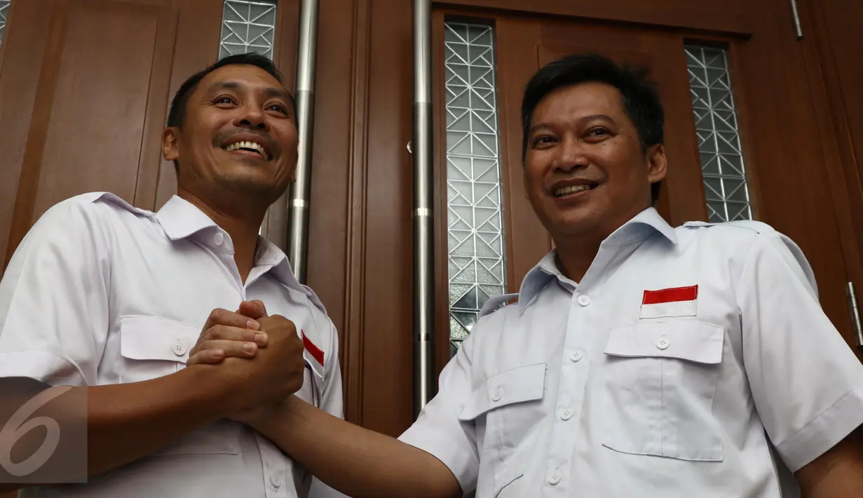Dua terdakwa yakni Setiyardi Budiono (kanan) dan Darmawan Sepriyossa saat akan menjalani  sidang di gedung PN Jakarta Pusat, Selasa (17/5). Sidang perdana perkara dugaan pencemaran nama baik Jokowi oleh Tabloid Obor Rakyat.(Liputan6.com/Helmi Afandi) 