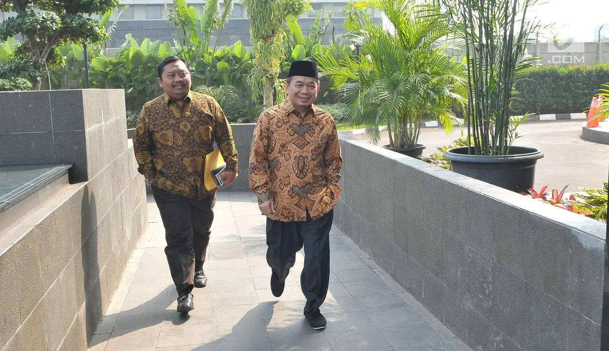 Ketua Fraksi PKS di DPR RI, Jazuli Juwaini mendatangi Gedung KPK, Jakarta, Jumat (7/7). Jazuli Juwaini memenuhi panggilan pemeriksaan penyidik KPK sebagai saksi terkait kasus dugaan korupsi proyek pengadaan e-KTP. (Liputan6.com/Helmi Afandi)