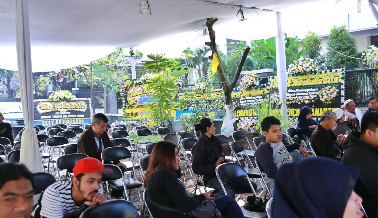 Pelayat dan para pewarta sudah di rumah duka. Di belakang kursi, terlihat banyak karangan bunga berjejer sebagai ucapan belasungkawa. (Adrian Putra/Bintang.com)