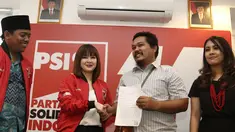 Ketua Umum PSI Grace Natalie (dua kiri) bersalaman dengan penyebar foto hoax dan fitnah terhadap dirinya, Taufan Pratama di Jakarta, Senin (19/11). Taufan Pratama meminta maaf langsung kepada Grace Natalie. (Liputan6.com/Herman Zakharia)