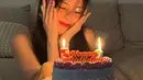Bahkan Han So Hee masih terlihat menawan di momen kasual sekalipun. Merayakan ulang tahunnya, Han So Hee menyempurnakan penampilannya yang minim riasan dengan pulasan lipstik merah. [Foto: Instagram/xeesoxee]