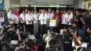 Menpora Imam Nahrawi (tengah) saat menyampaikan keterangan terkait pengunduran dirinya dari jabatan Menteri Pemuda dan Olahraga di Gedung Kemenpora, Jakarta, Kamis (19/9/2019). Sebelumnya, KPK menetapkan Imam Nahrawi sebagai tersangka kasus suap dana hibah KONI. (Liputan6.com/Helmi Fithriansyah)