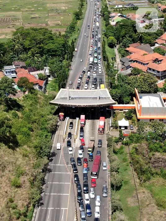<p>Foto udara memperlihatkan kemacetan yang terjadi dalam Tol Tangerang-Merak, Banten, Jumat (29/4/2022). Kemacetan sepanjang 7 Kilometer mengular hingga ke dalam tol akibat lonjakan pemudik yang hendak menyeberang ke Pulau Sumatera melalui Pelabuhan Merak. (Liputan6.com/Angga Yuniar)</p>