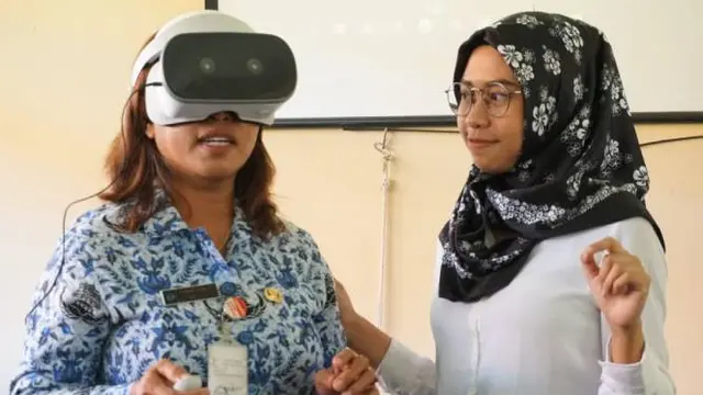 Sejumlah guru memakai VR headset. Dok: Shinta VR
