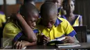 Siswa sedang mengikuti pelajaran di sekolah terapung, Lagos Lagoon, Nigeria (29/2/2016). Sekolah ini mampu menampung hingga seratus murid sejak November 2015. (Reuters/Akintunde Akinleye)