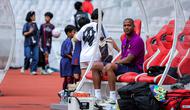 Mantan pelatih Timnas Indonesia, Patrick Kluivert, setelah memberikan coaching clinic di Stadion Utama Gelora Bung Karno, Jakarta, Jumat (17/04/2026) sore WIB. Selain memberikan coaching clinic, Kluivert juga akan tampil bersama Barcelona Legends menghadapi World DRX Legends di SUGBK, Sabtu (18/04/2026). (Bola.com/Bagaskara Lazuardi)