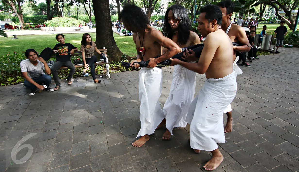 Kelompok Sajinah Seniman Solo melakukan adegan pada pertunjukan berjudul 'Menuju Putih' di Taman Suropati, Jakarta, Rabu (23/12). Pertunjukan itu merupakan bentuk ekspresi seniman dalam mewujudkan cita-cita Indonesia (Liputan6.com/Immanuel Antonius)