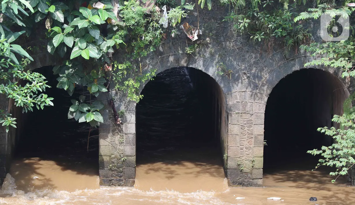 Suasana bangunan Jembatan Terowongan Tiga di kawasan Matraman, Jakarta, Minggu (12/6/2022). Jembatan Terowongan Tiga yang ditetapkan sebagai bangunan cagar budaya oleh Pemprov DKI Jakarta tersebut kondisinya terbengkalai dan kumuh. (Liputan6.com/Herman Zakharia)