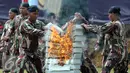 Aksi prajurit menghancurkan batu saat HUT Kopassus ke-64 di Makopassus, Cijantung, Jakarta, Sabtu (16/4). HUT mengangkat Tema Loyalitas, Moralitas dan Integritas demi mewujudkan Prajurit Hebat Profesional dan Dicintai Rakyat. (Liputan6.com/Helmi Afandi)