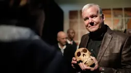 Ahli paleoantropologi, Profesor Lee Rogers Berger memegang replika tengkorak Homo Naledi Hominin, Afsel, Selasa (9/5). Dideskripsikan sebagai “spesies baru” yang berkerabat dekat dengan manusia. (AFP/GULSHAN KHAN)