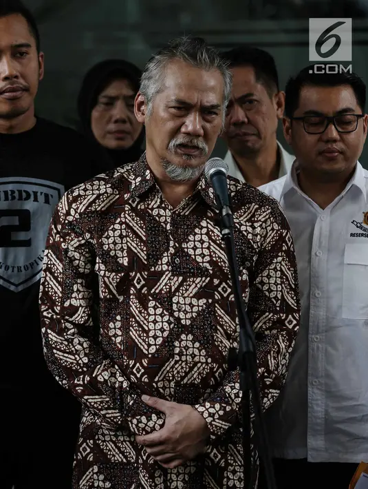 Tersangka kasus narkoba yang juga aktor senior Tio Pakusadewo memberikan keterangan kepada awak media sebelum dibawa ke Kejaksaan Negeri Jakarta Selatan di Direktorat Reserse Narkoba Polda Metro Jaya, Jakarta, Selasa (3/4). (Liputan6.com/Faizal Fanani)