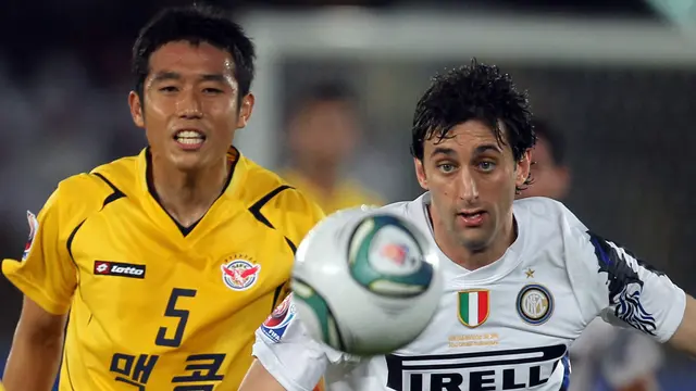 Asisten pelatih Timnas Indonesia, Cho Byung-kuk ketika berduel dengan Diego Milito.
