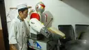 Seorang koki melihat robot yang sedang membuat mie di sebuah restoran,  Beijing , Cina , 14 April 2016. Kita akan melihat berbagai kebiasaan unik warga Cina. (REUTERS / Stringer)