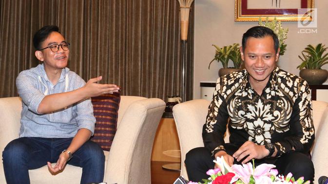 Putra sulung Presiden Joko Widodo, Gibran Rakabuming Raka, dan putra sulung Presiden RI ke-6 Susilo Bambang Yudhoyono, Agus Harimurti Yudhoyono (AHY), ketika berbincang di Istana Kepresidenan, Jakarta, Kamis (10/8/2017). (Liputan6.com/Pool)