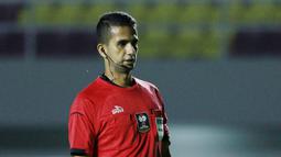 Wasit Thoriq Alkatiri yang memimpin pertandingan tersebut tanpa ragu memberi kartu merah kepada pelatih asal Serbia itu yang terlihat kecewa dan menendang bola. (Bola.com/M Iqbal Ichsan)