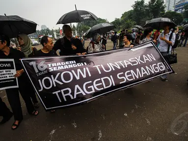 Jaringan Solidaritas Korban untuk Keadilan menggelar aksi kamisan ke-374 di depan Istana Merdeka, Kamis (13/11/2014). (Liputan6.com/Faizal Fanani)