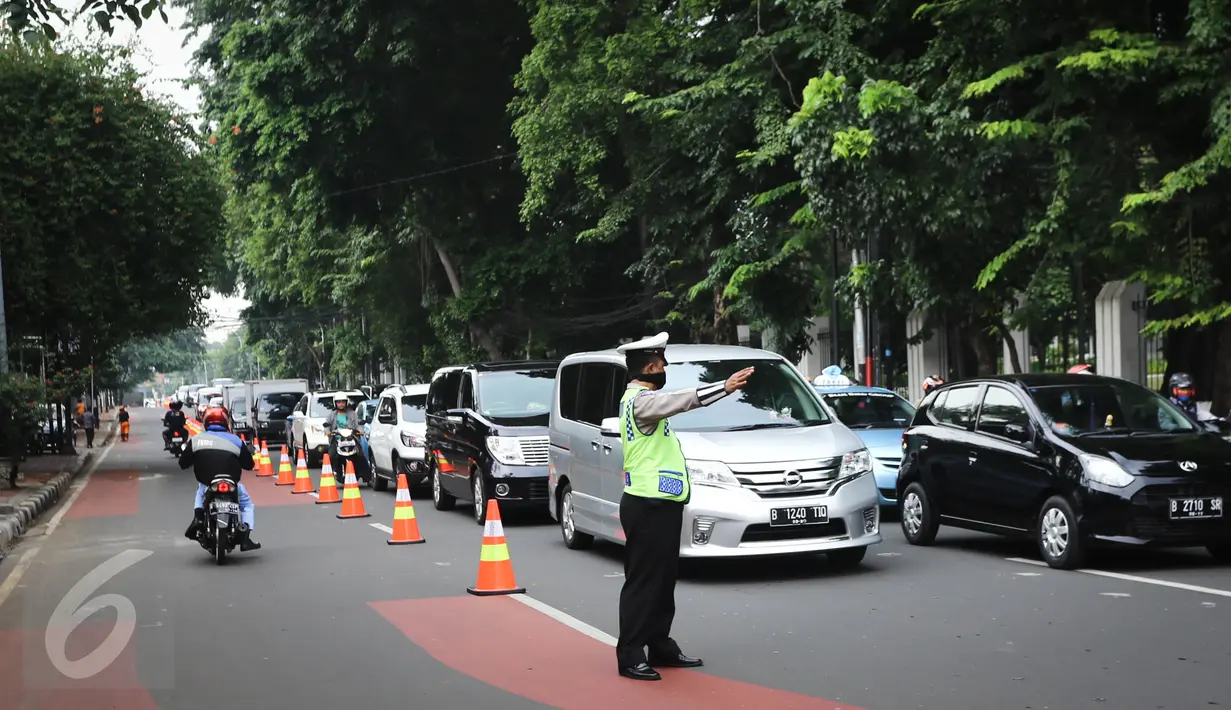 Kendaraan mulai melintas saat ujicoba rekayasa lalu-lintas di Jalan Tugu Proklamasi, Jakarta, (23/5/2016). Rekayasa dilakukan mengingat banyak pelanggaran lawan arus di lokasi karena imbas kemacetan di Jl Diponegoro arah RSCM. (Liputan6.com/Faizal Fanani)
