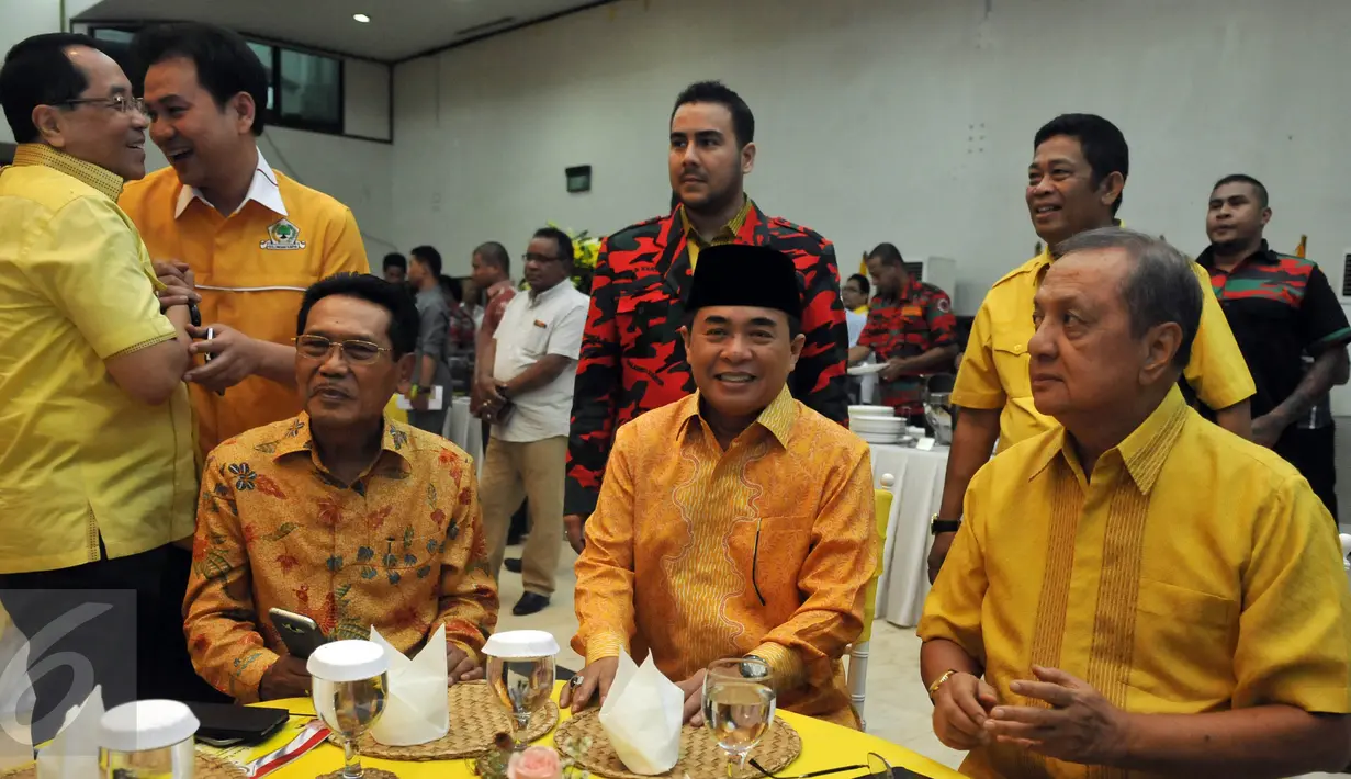 Bakal calon ketua umum Partai Golkar, Ade Komarudin (peci hitam) saat menghadiri kegiatan sosialisasi Panitia Pengarah Musyawarah Nasional Luar Biasa Partai Golkar di Kantor DPP Partai Golkar, Jakarta, Senin (2/5/2016). (Liputan6.com/Johan Tallo)