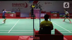 Pebulu tangkis tunggal putri Indonesia Gregoria Mariska Tunjung saat bertanding melawan pebulu tangkis tunggal putri Sung Shuo Yun pada babak 32 besar turnamen Daihatsu Indonesia Masters 2023 di Istora Senayan, Jakarta, Rabu (25/1/2023). Gregoria Mariska Tunjung menang dengan skor 12-21, 21-18 dan 21-11. (Liputan6.com/Herman Zakharia)