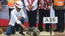 Presiden Joko Widodo melakukan peletakan batu pertama pembangunan rumah untuk PPRG di Garut Jawa Barat, Sabtu (19/1/). Perumahan tersebut berdiri di atas tanah seluas 5 hektar. (Liputan6.com/Angga Yuniar)