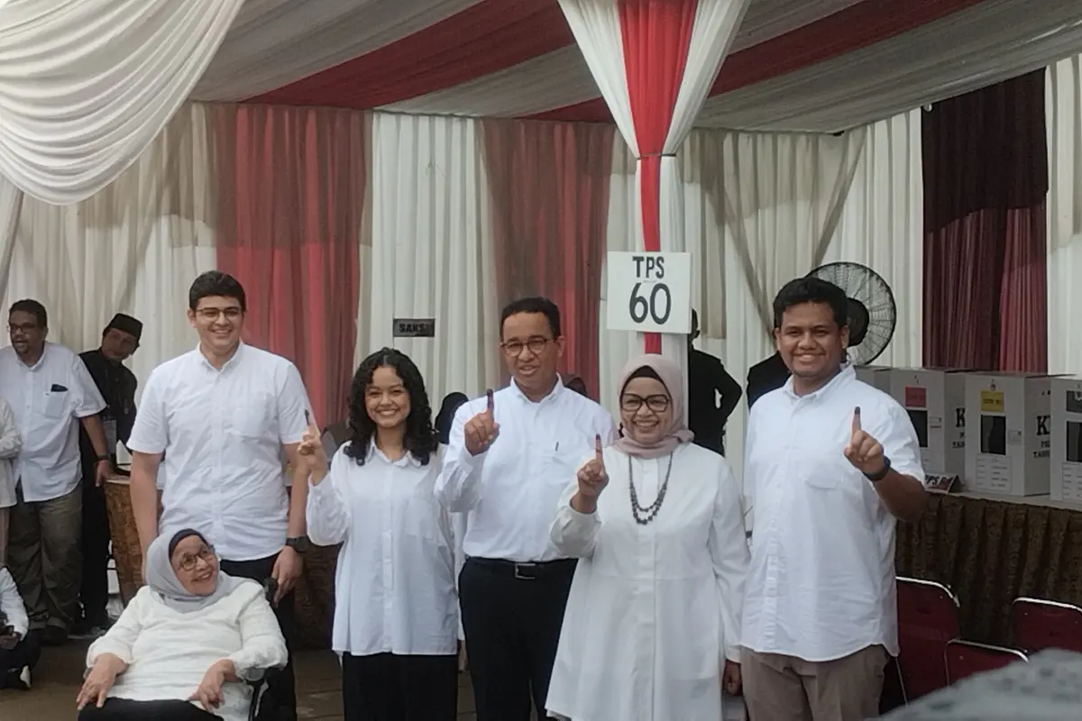 Calon presiden (capres) nomor urut satu Anies Baswedan rampung menggunakan hak pilihnya di pemilu 2024. Anies beserta keluarga mencoblos di TPS 60, Jalan Lebak Bulus, Cilandak Barat, Jakarta Selatan, Rabu (14/2/2024). (Liputan6.com/Winda Nelfira)