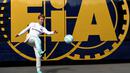 Pebalap Mercedes, Nico Rosberg, bermain bola jelang latihan bebas pertama F1 GP Austria di Sirkuit Red Bull Ring, Austria, (1/7/2016). (AFP/Andrej Isakovic)