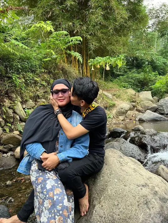 Fany tak menyangkal selama membina rumah tangga pernah di kecewakan oleh suaminya. Ia terus memohon kepada Sang Pencipta untuk selalu dikuatkan. [Instagram/arisidoll]