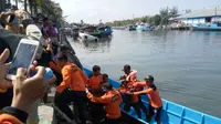Tim SAR gabungan mengevakuasi korban tenggelam Pantai Kemiren, Cilacap. (Foto: Liputan6.com/Basarnas/Muhamad Ridlo)