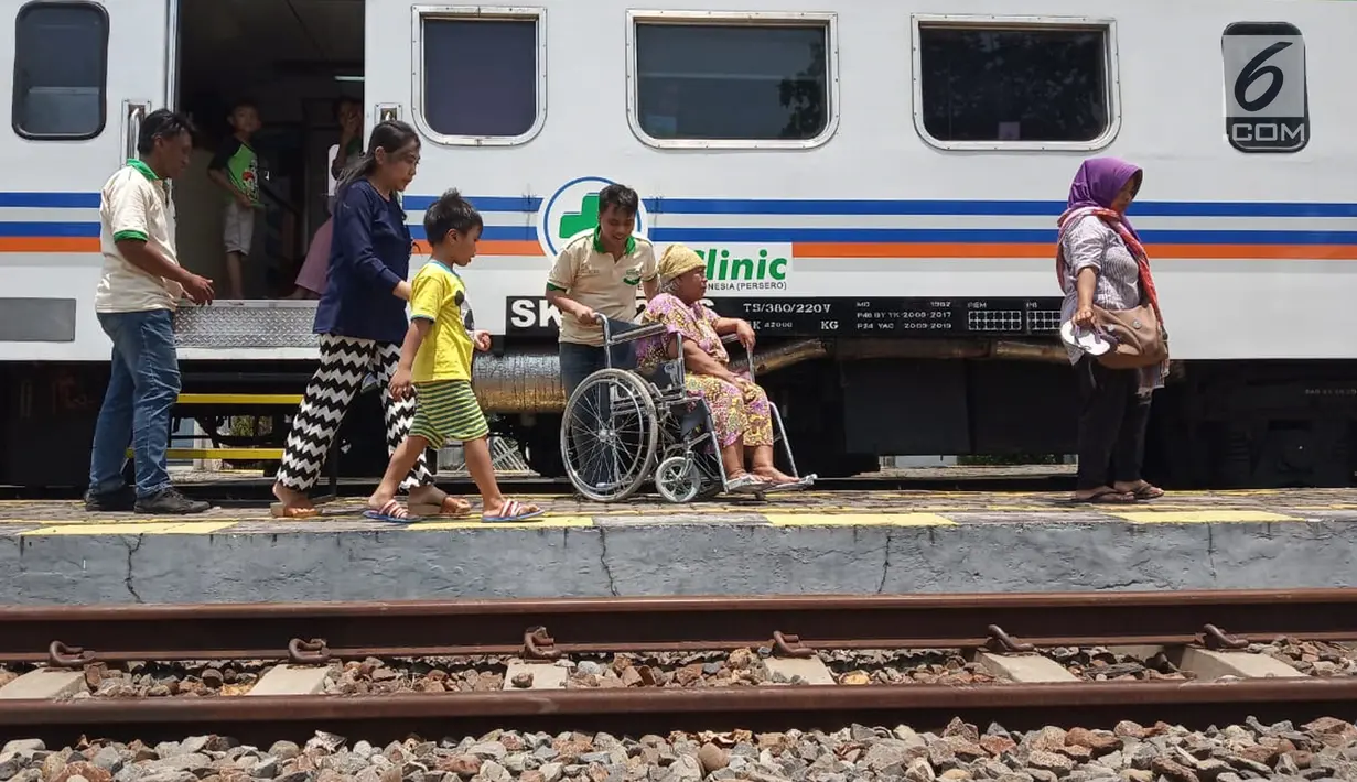 Petugas membantu sejumlah pasien usai berobat ke Rail Clinic yang berhenti di Stasiun Alastua, Semarang, Jawa Tengah, Kamis ( 28/3). Pengobatan gratis dari PT KAI ini dihadiri oleh ratusan warga sekitar stasiun. (Liputan6.com/Gholib)