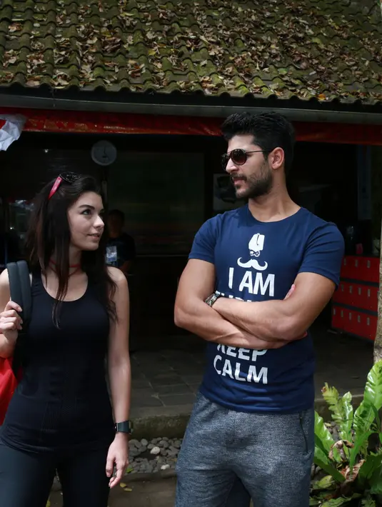 Sering terlihat berdua dan mengunggah foto bersama, seakan Bali menjadi saksi kekompakan antara Emre Kivilcim dan Gulcin Tuncok. (Deki Prayoga/Bintang.com)