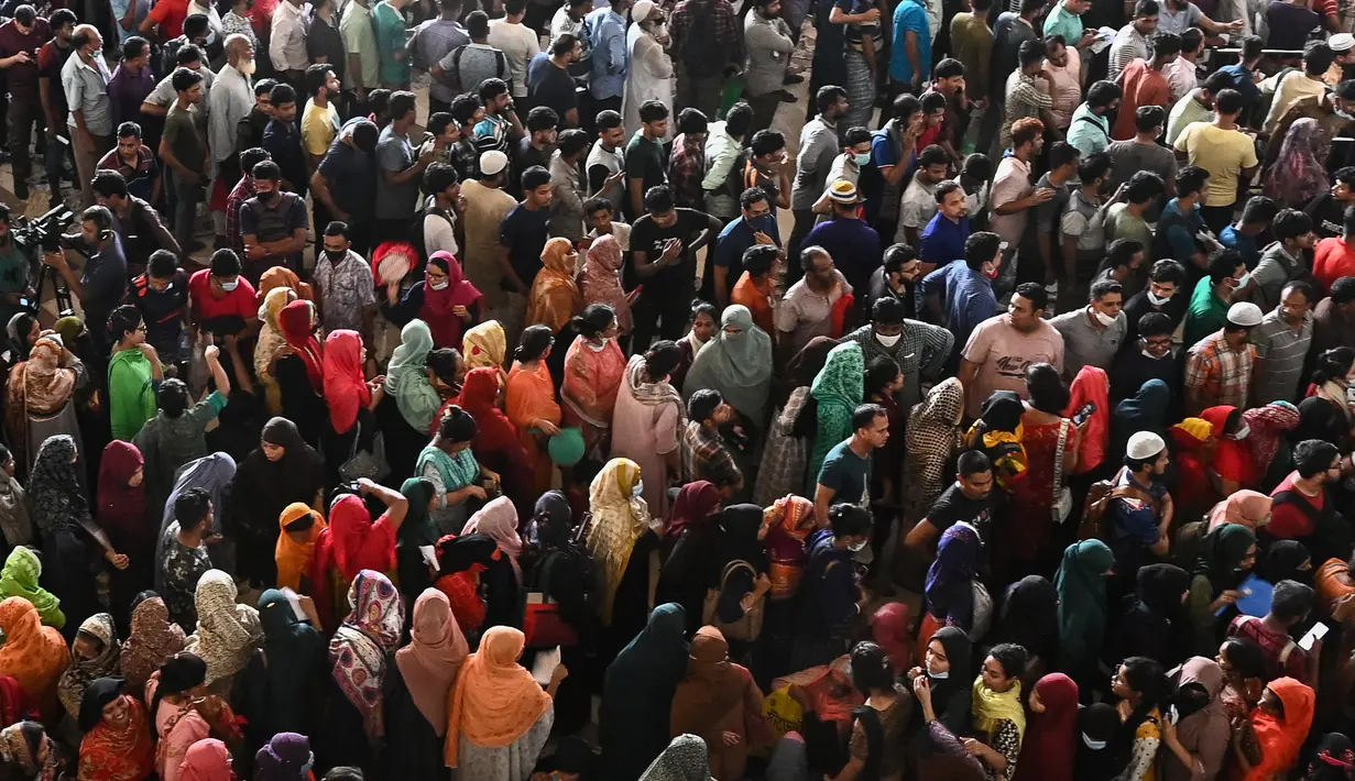 <p>Kerumunan calon pemudik yang membeli tiket di muka untuk melakukan perjalanan ke tempat asal mereka merayakan Idul fitri di stasiun kereta api di Dhaka, Selasa (26/4/2022). Setiap menjelang perayaan hari besar, seperti Lebaran warga Bangladesh yang merantau ke kota-kota besar akan pulang ke kampung halaman untuk merayakannya bersama sanak keluarga. (Munir uz zaman / AFP)</p>