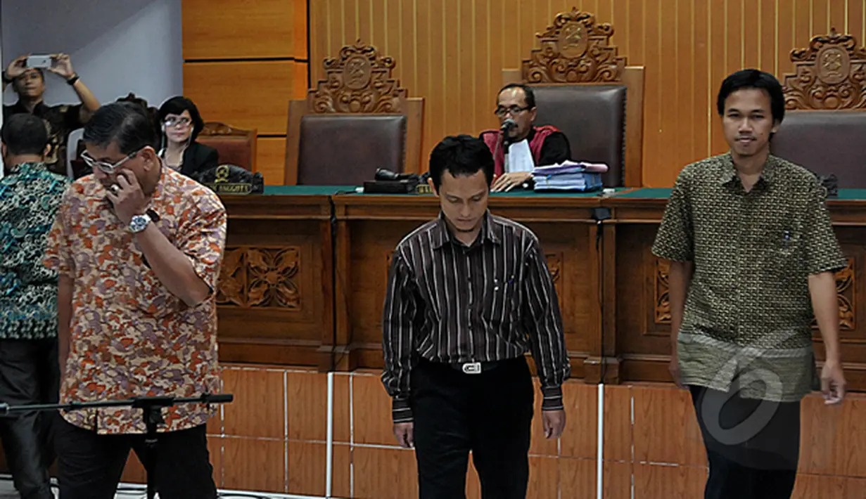Mantan pegawai KPK dari BPKP Anhar Darwis (kiri) dua pegawai KPK Dimas Adiputra (tengah) dan Wahyu Dwi Raharjo (kanan) menjadi saksi Fakta pada Praperadilan Komjen Budi Gunawan di pengadilan Negeri Jakarta Selatan, (13/02/2015). (Liputan6.com/Johan Tallo)
