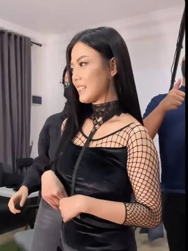 7 Pemotretan Nita Gunanawan dengan Busana Hitam Ini Makin Memesona