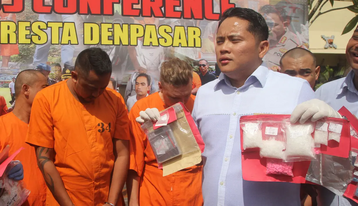 Polisi menghadirkan tersangka dan barang bukti narkoba dalam konferensi pers di Mapolresta Denpasar, Bali, Selasa (23/7/2019). Sat Resnarkoba Polresta Denpasar bersama Satgas CTOC Polda Bali menangkap dua pria asal Australia karena mengonsumsi kokain. (Yuda A Riyanto/AFP)