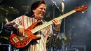 Mike Porcaro sendiri menjadi anggota resmi dari band Toto ketika menggantikan pendahulunya, Mike Hungate, sewaktu Toto sedang jaya-jayanya pada 1982. (www.ew.com)