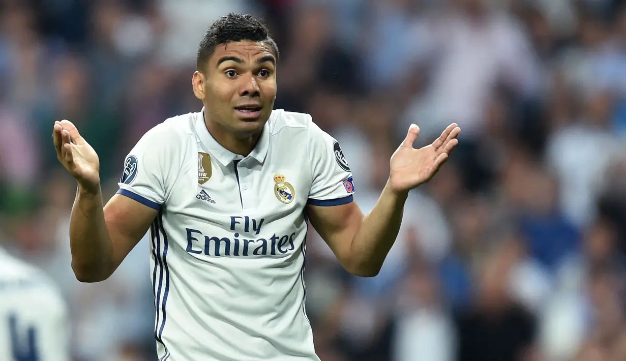Casemiro merupakan salah satu gelandang bertahan terbaik di dunia yang dimiliki oleh Real Madrid. Bahkan, catatan individu meliputi jumlah tekel dan blok lebih dari catatan N'golo Kante dari Chelsea. Sayang namanya tak termasuk dalam daftar calon peraih Ballon d'Or 2021. (AFP/Christof Stache)