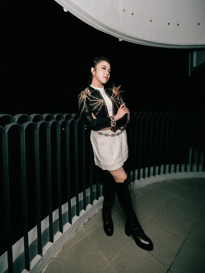 Gaya Lady Rocker ala Tiara Andini di Atas Panggung, Bold dan Edgy