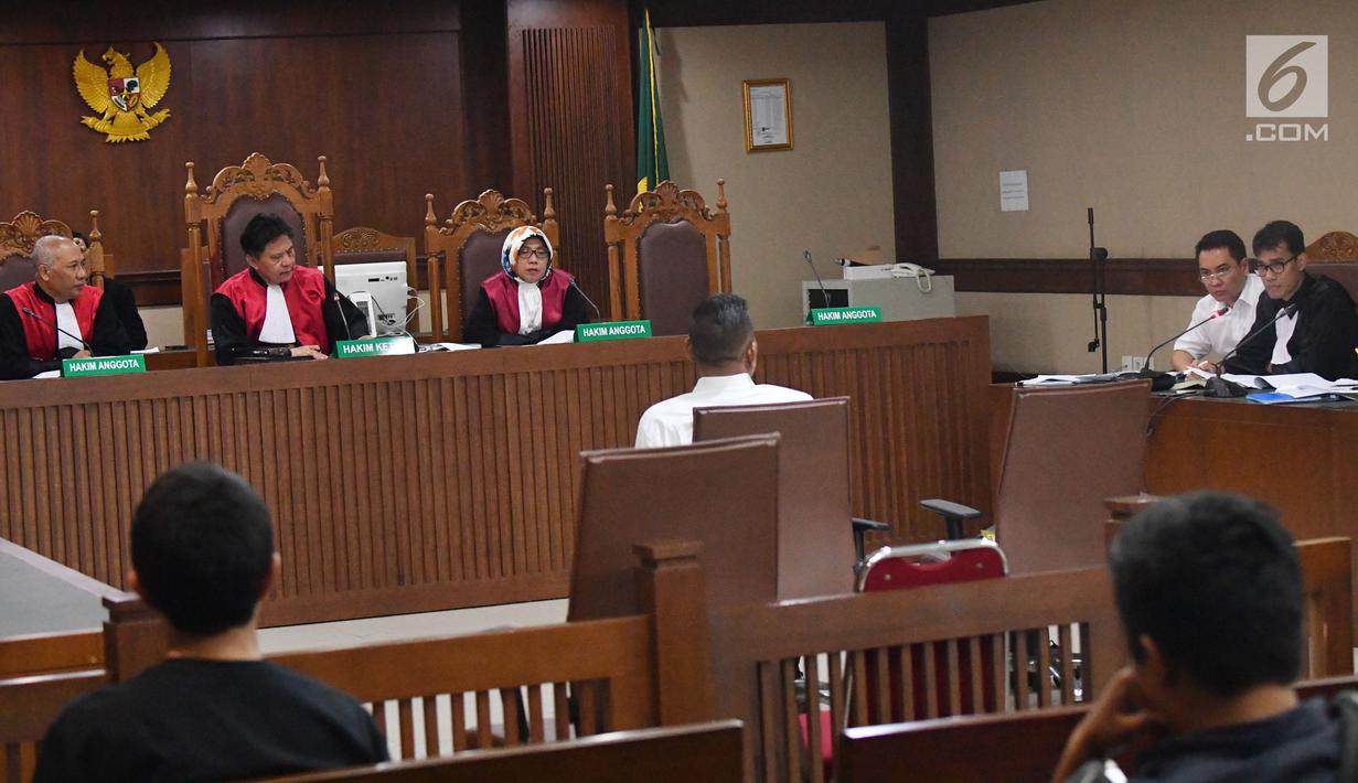 Terdakwa dugaan suap pengadaan satelit monitoring Bakamla, Fayakhun Andriadi (dua kanan) saat sidang lanjutan di Pengadilan Tipikor, Jakarta, Rabu (10/10). Agenda sidang mendengar keterangan saksi ahli kuasa hukum terdakwa. (Liputan6.com/Herman Zakharia)