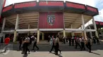 Sejumlah anggota kepolisian berpatroli di luar Stadion Dipta, Gianyar, Bali, Minggu (30/8/2015). Jelang pembukaan turnamen Piala Presiden 2015, Stadion Kapten I Wayan Dipta dijaga ratusan personel keamanan. (Liputan6.com/Helmi Fithriansyah)