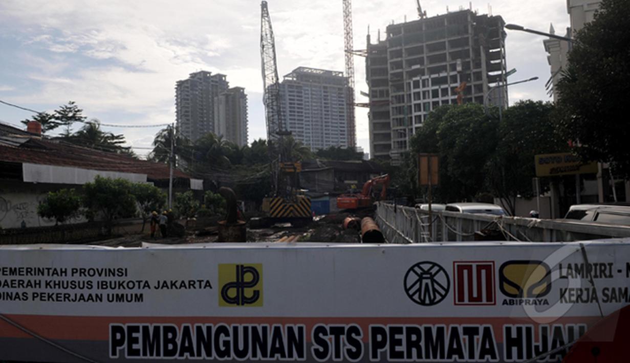 Proyek pembangunan jalan layang permata hijau yang menghabiskan APBD DKI 2015 sebesar Rp 131 miliar sudah masuk dalam tahap pengeboran dan di targetkan selesai akhir 2015, Jakarta, Senin (2/3/2015). (Liputan6.com/Johan Tallo)