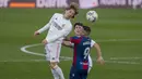 Luka Modric menyundul bola dibayangi pemain Levante. Madrid menyerang, tapi tampak rapuh setiap kali Levante menyerang balik. (Foto: AP/Manu Fernandez)
