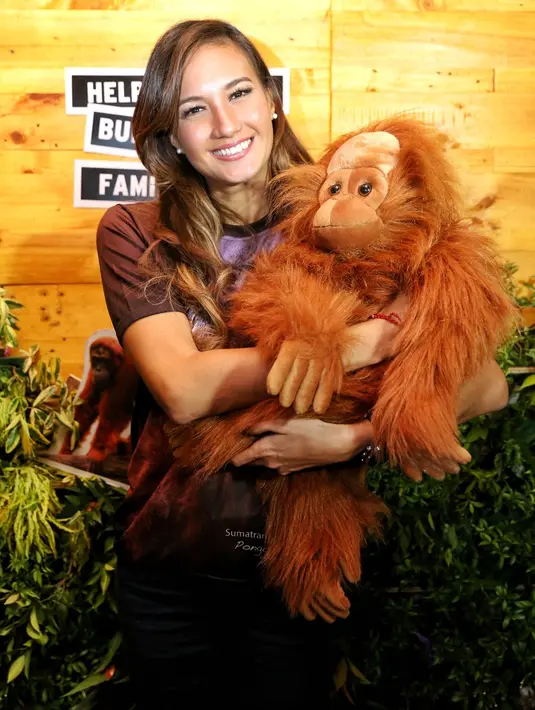 Belum lama ini, Nadine Chandrawinata melihat-lihat kondisi hutan di daerah Wawena, Papua. Ia mengaku prihatin dengan kondisi hutan dan satwa yang ada. (Adrian Putra/Bintang.com)