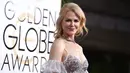 Aktris Nicole Kidman tersenyum saat menghadiri acara penghargaan Golden Globe Awards 2017 di Beverly Hilton, Beverly Hills, California, AS (8/1). Nicole Kidman tampil memukau dalam balutan gaun silver dari Alexander McQueen. (Jordan Strauss/Invision/AP)